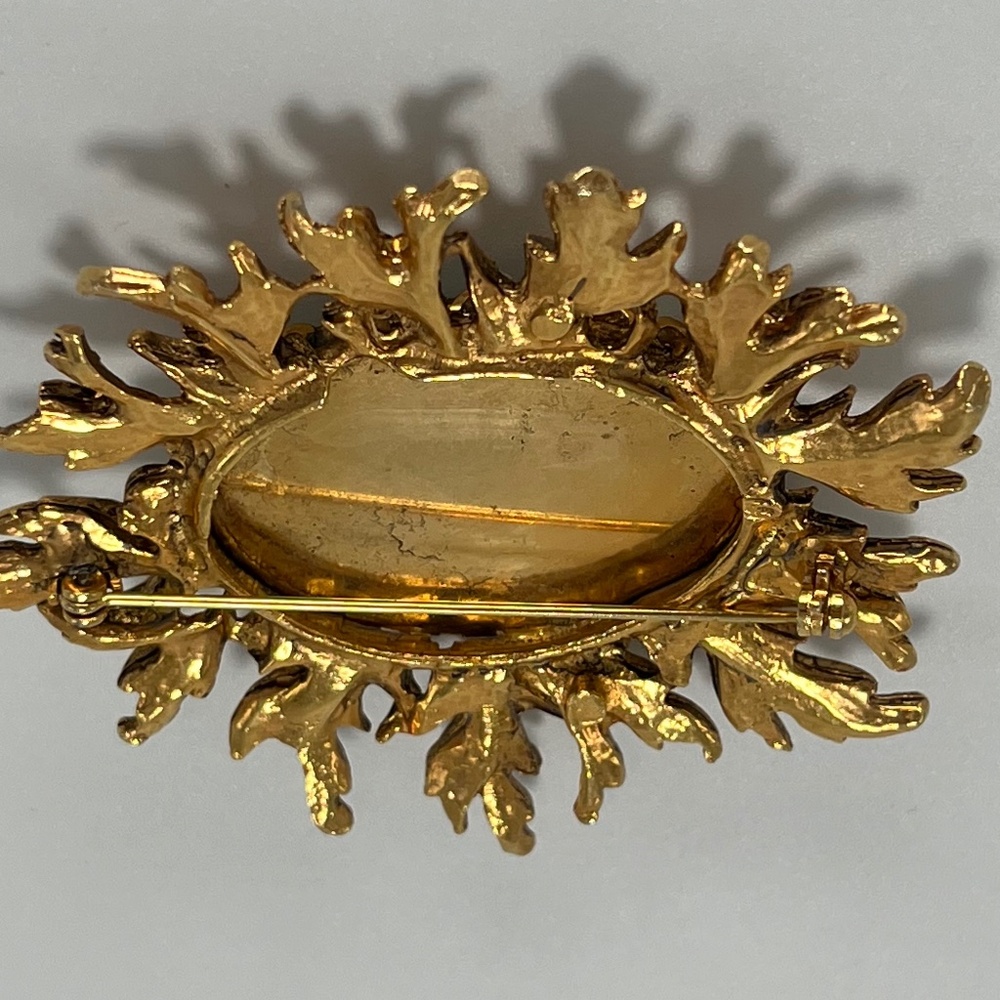 Vintage Classic Jade chip, large flower brooch/pin.  Gold tone - Picture 6 of 7